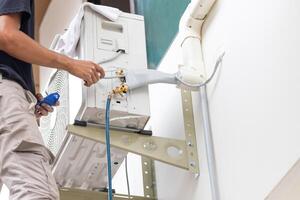 Techniker Mann Installieren Neu Luft Conditioner, Handwerker Bedienung zum Reparatur und Instandhaltung von Luft Conditioner foto