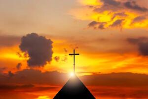 Silhouette von das Kreuz auf das Kirche mit verschwommen Sonnenuntergang Hintergrund foto