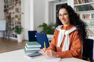 ein fleißig Schüler konzentriert auf Lernen mit Lehrbücher und ein Digital Tablette im ein Zuhause Studie Umfeld. foto