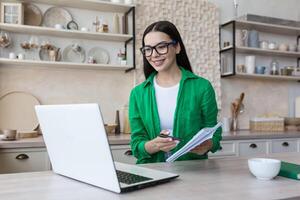 Mädchen Schule Schüler e Lernen Entfernung Ausbildung Kurs Studie Arbeit beim Zuhause Büro. foto