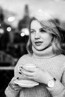 gemütlich Cafe Moment. Frau genießen Kaffee Unterbrechung. ein entspannt Frau sitzt im ein gemütlich Cafe, Pullover bekleidet, mit ein warm Tasse von Kaffee Vor ihr. das Szene strahlt aus Komfort und Ruhe. foto