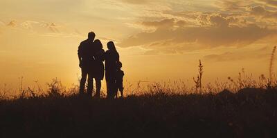 Familie von vier Silhouette gegen warm Sonnenuntergang Himmel, symmetrisch Komposition auf Wiese foto