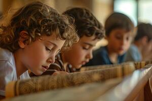 Harmonie im Lernen jüdisch Kinder Tradition von Tora Studie foto