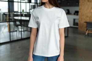 weiblich Modell- tragen ein Weiß Rundhalsausschnitt leer Attrappe, Lehrmodell, Simulation T-Shirt mit kurz Ärmel im Vorderseite modern Büro foto