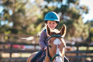 glücklich wenig Mädchen Reiten ein Pferd tragen ein Helm suchen gegenüber das Kamera foto