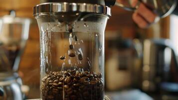 ein Nahansicht Schuss von ein Barista vorsichtig Gießen heiß Wasser Über frisch Boden Kaffee Bohnen im ein Französisch Drücken Sie foto