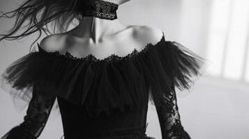 ein gotisch Ballerina wirbelt im ein schwarz Tüll Kleid zart Spitze Handschuhe und ein Halsband mit ein baumeln Silber Dolch foto