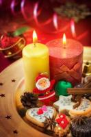 brennende Kerzen und Kekse mit Weihnachtsdekoration, Weihnachtshintergrund foto