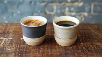 zwei Kaffee Tassen Seite durch Seite einer gefüllt mit ein Fett gedruckt übergießen brauen und das andere mit ein glatt Reich Schuss von Espresso foto