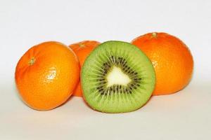 Mandarine und Kiwi foto