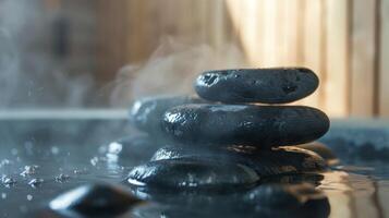 Dampf steigend von das Steine im das Sauna Angebot ein friedlich Umgebung zum jene suchen Linderung von ihr Krankheiten. foto