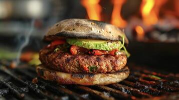 ein pflanzlich Pastetchen brutzelt auf das Grill ausströmend ein rauchig Aroma wie es Köche zu Perfektion. serviert auf ein Flammengegrillt ganze Weizen Brötchen es ist gekrönt mit Avocado geröstet Glocke Pfeffer foto