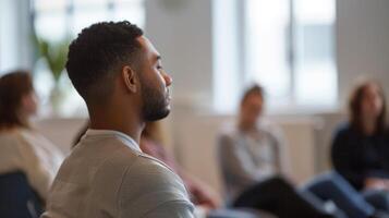 ein Mann teilnehmen im ein Gruppe Werkstatt konzentriert auf mental Gesundheit und emotional Wohlbefinden Teil von seine personalisiert Wellness Reise foto