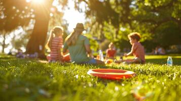 ein Familie Picknick im das Park mit gesund Snacks und Wasser Flaschen tered um wie Familie Mitglieder engagieren im ein Spiel von Frisbeescheibe foto