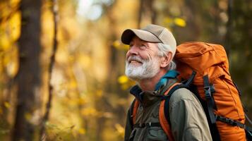 ein Senior Mann Pause zu nehmen ein tief Atem und füllen seine Lunge mit das knackig sauber Luft wie er erforscht ein bewaldet Weg foto