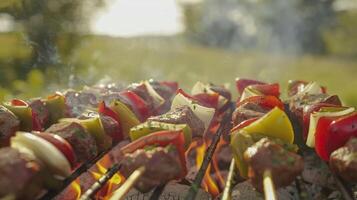 das Geruch von frisch Gras mischt mit das Duft von brutzelnd Zwiebeln und Pfeffer wie das Grill Meister Köche oben etwas lecker Kebabs foto