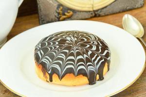Kuchen mit Schokolade auf einem Teller. foto