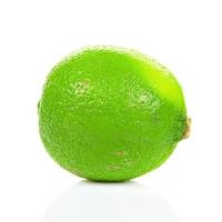 frische grüne Limette auf weißem Hintergrund foto