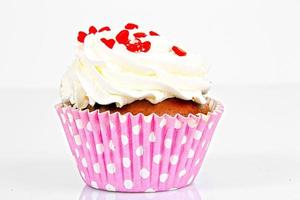 Kuchen mit Sahne, Cupcake auf weißem Hintergrund. foto