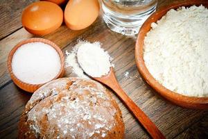 Brot, Mehl, Ei und Wasser. Backen foto