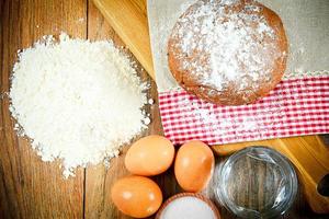 Brot, Mehl, Ei und Wasser. Backen foto