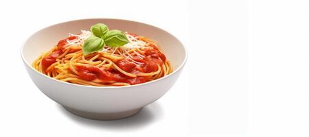 ai generiert Spaghetti mit Tomate Soße auf Weiß Hintergrund generativ ai foto