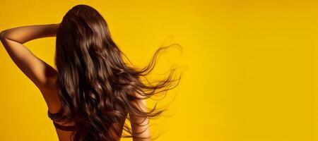 ai generiert schön weiblich lange Haar zurück Aussicht auf Gelb Hintergrund generativ ai foto