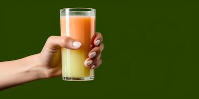 ai generiert natürlich Obst Saft im ein Glas im ein Frau Hand generativ ai foto