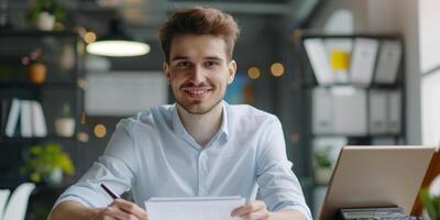 männlicher Büroangestellter foto