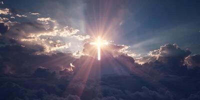 hell Strahlen von Licht brechen durch das Wolken foto