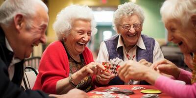 Alten Menschen spielen Karten im ein Pflege- Zuhause foto