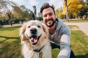 Selfie von ein Mann mit ein Hund im das Park foto