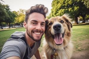 Selfie von ein Mann mit ein Hund im das Park foto