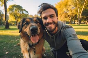 Selfie von ein Mann mit ein Hund im das Park foto