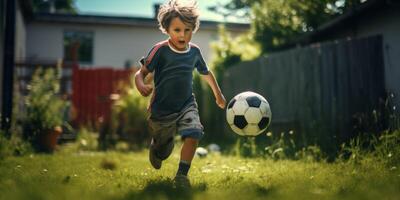 Kind Junge spielen Fußball im das Hinterhof foto