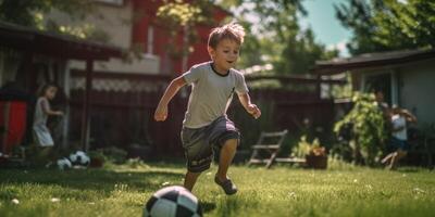 Kind Junge spielen Fußball im das Hinterhof foto