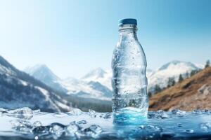 sauber Trinken Wasser im ein Flasche gegen das Hintergrund von ein See und Berge foto