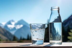 sauber Trinken Wasser im ein Flasche gegen das Hintergrund von ein See und Berge foto