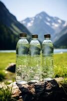 sauber Trinken Wasser im ein Flasche gegen das Hintergrund von ein See und Berge foto