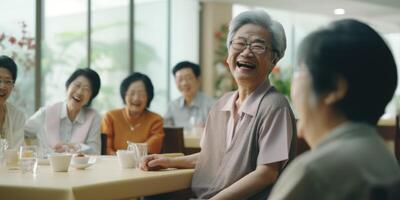 Alten Menschen im ein Pflege- Zuhause haben Spaß foto