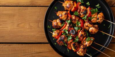 gebacken Kebab auf ein hölzern Tabelle oben Aussicht foto