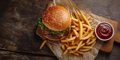 Burger mit Fritten Soße oben Aussicht foto