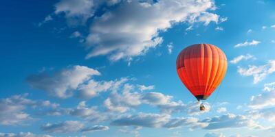 heiß Luft Ballon im das Himmel foto