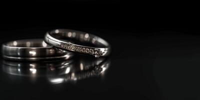 Hochzeit Ringe auf ein schwarz Hintergrund foto