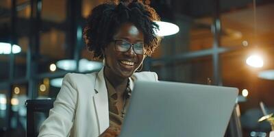 Geschäft Frau Arbeiten beim ein Laptop foto