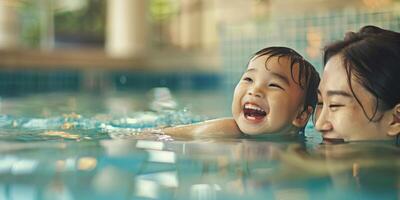 Kind mit Mutter Schwimmen im das Schwimmbad foto