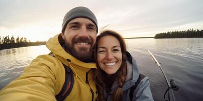 Paar im Liebe auf ein Boot Selfie foto