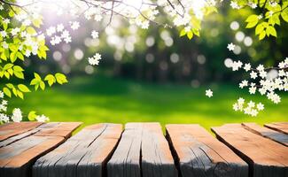 hölzern Tabelle mit Blühen Geäst um das Kanten auf defokussiert Frühling Hintergrund foto