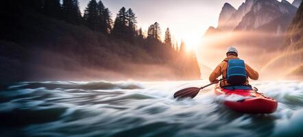 ein Mann im ein Kajak im ein Helm schwimmt entlang ein bergig, stürmisch Fluss gegen das Hintergrund von Berge und Sonnenuntergang, Rückseite Aussicht Banner foto