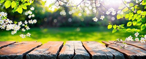 hölzern Tabelle mit Blühen Geäst um das Kanten auf defokussiert Frühling Hintergrund foto